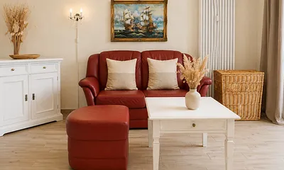 Helles Wohnzimmer mit bequemer Couch