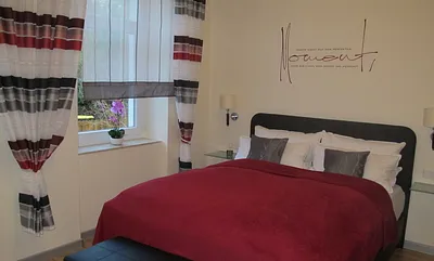 Schlafzimmer mit Boxspringebett (1,60 x 2,00m) zum Wald gelegen