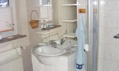 Bad mit Dusche u. WC