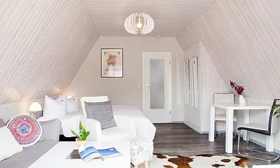 Blick in den Wohn-Schlafraum Richtung Küche