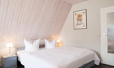 Doppelbett im Wohn-Schlafraum