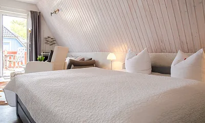 Doppelbett im Wohn-Schlafraum