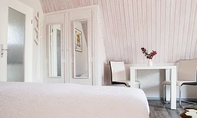 Schrank und Essecke im Wohn-Schlafraum