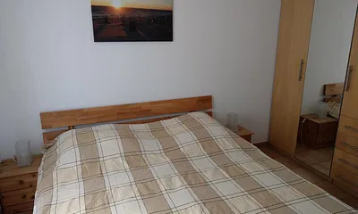 Schlafzimmer mit Bett und Kleiderschrank
