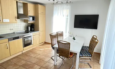 Küchenzeile mit Esstisch