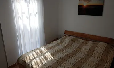 Schlafzimmer mit Kleiderschrank - Bett 1,80 m breit