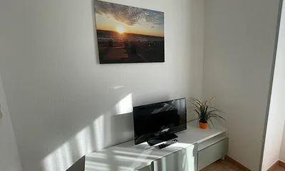 2. Schlafzimmer mit Fernseher und Schrank