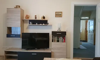 Schrankwand Wohnzimmer und Blick in den Flur