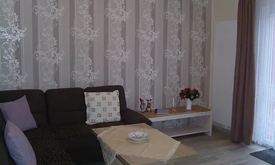 Wohnzimmer mit Terrassentür in den Garten