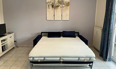 Der Wohnraum mit Sitzgruppe und TV