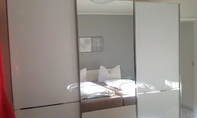 großer Spiegel-Kleiderschrank im Schlafzimmer