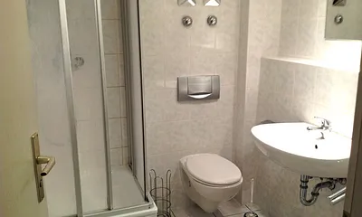 Badezimmer mit Dusche