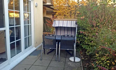 Terrasse mit Gartenmöbeln und Strandkorb