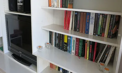 Flachbild-TV, Musikanlage, große Auswahl an Büchern und Spielzeug