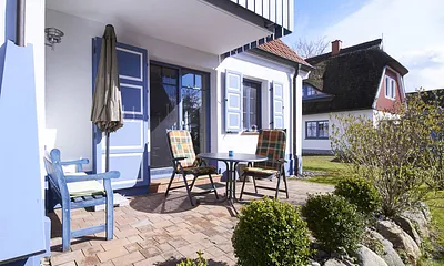 Die Terrasse ist gepflastert, zur Seite hin windgeschützt und durch den darüber liegenden Balkon unserer Ferienwohnung OG auch etwas gegen Regen geschützt.