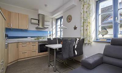 Die großzügige Küche ist komplett ausgestattet mit Geschirrspüler, Cerankochfeld, Umluftbackofen, Mikrowelle und Ablufthaube nach außen.