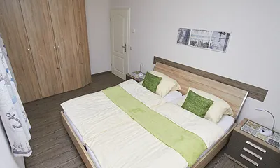 Für erholsamen Schlaf sorgt das 180 x 200 cm große Doppelbett mit zwei hochwertigen Kaltschaummatratzen von Schlaraffina.