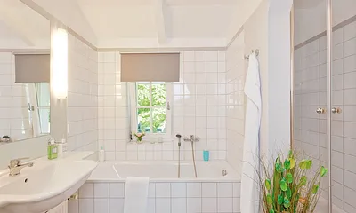 Bad mit Dusche und Badewanne