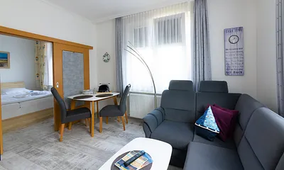 Blick ins Wohnzimmer mit Essecke