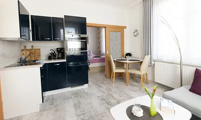 Blick ins Wohnzimmer auf die Küchenzeile