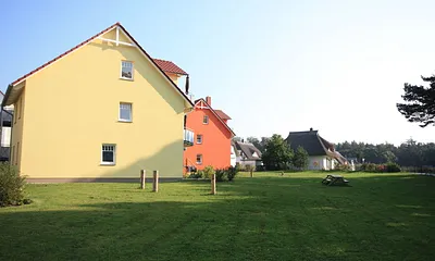 große Wiese mit Grillplatz