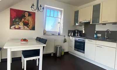 Küchenzeile mit Essecke