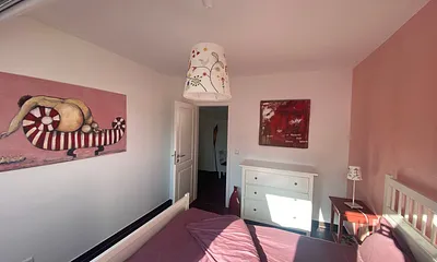 Schlafzimmer mit Doppelbett und Kommode