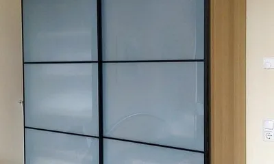 großer Kleiderschrank im Schlafzimmer