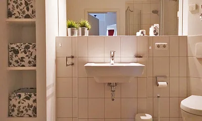 Badezimmer mit Waschbecken und ...