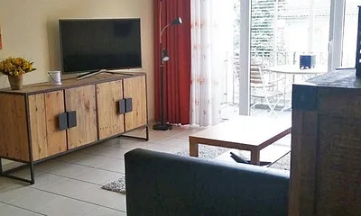 Blick auf Wohnbereich und TV