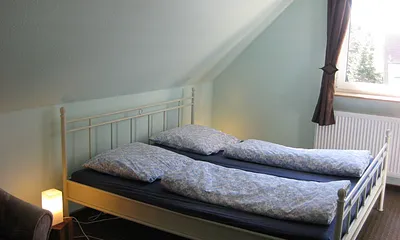 Schlafzimmer mit Doppelbett und Schlafcouch