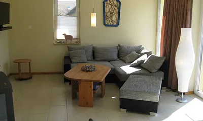 Wohnbereich mit gemütlicher Sitzecke, SAT TV und Kamin