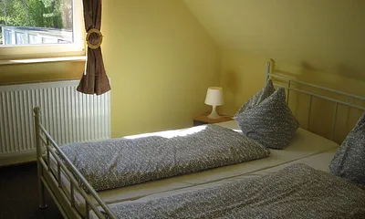 Schlafzimmer mit Doppelbett und begehbarem Kleiderschrank