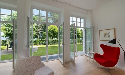 Blick in den Garten und auf die Ostsee