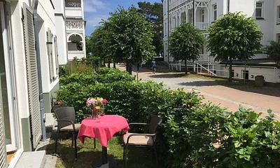 Kleiner Garten mit seitlichem Meerblick