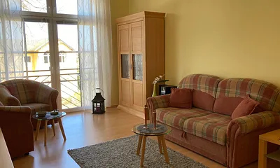 Wohnzimmer mit Blick auf die ruhige Strasse