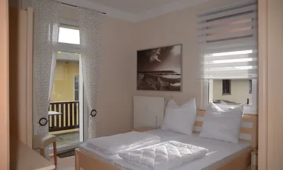 Schlafzimmer mit angrenzenden Balkon