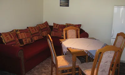 Wohnbereich mit Couch und Esstisch