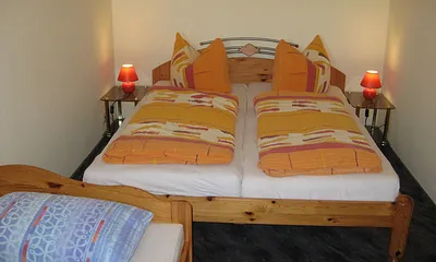 Schlafzimmer mit Doppel- und Einzelbett