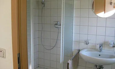 Badezimmer mit Dusche und WC