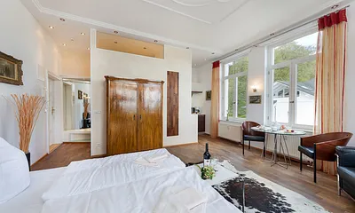 Links hinten im Bild sehen Sie die Garderobe mit großem Spiegel.