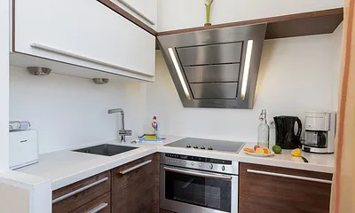 Die Küche ist mit Backofen, Kühlschrank mit Eisfach, Mikrowelle etc. ausgestattet.