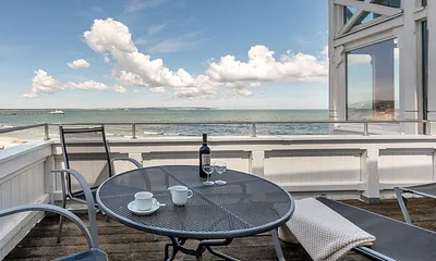 Sie schauen über die Binzer Bucht bis hin zu den Kreidefelsen von Saßnitz.