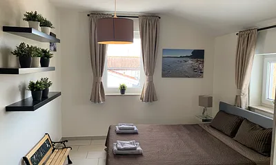 freundliches Schlafzimmer mit Boxspringbett