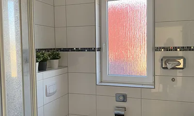 Bad mit Fenster, WC, Dusche, Fön, Fußbodenheizung