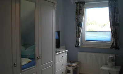 Schlafzimmer mit 2 Einzelbetten und TV