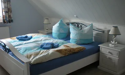 Schlafzimmer mit Doppelbett