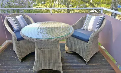 Balkon mit bequemen Sesseln und Esstisch