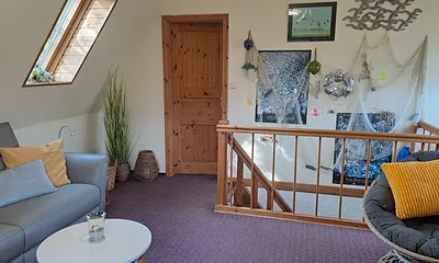Wohnzimmer mit Treppenaufgang