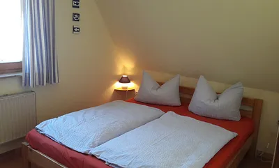 Schlafzimmer mit Doppelbett im Obergeschoss